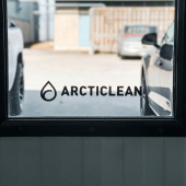 Arcticlean - Sticker utskuren vit/svart, 25 cm
